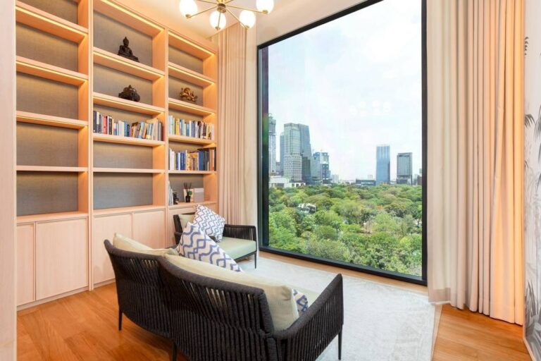 Luxury Living Next to Lumpini Park